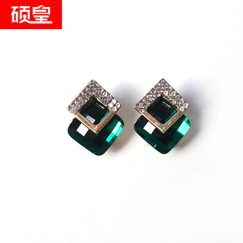 水綠色耳環(huán)