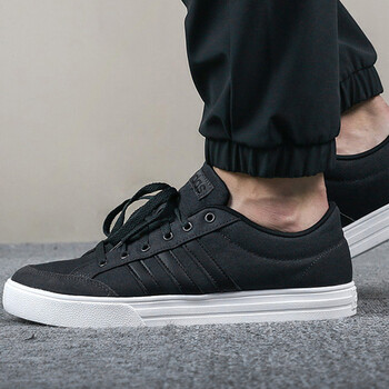 Adidas板鞋黑色 