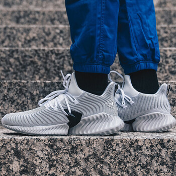 阿迪達斯（Adidas）跑步鞋AQ0562 