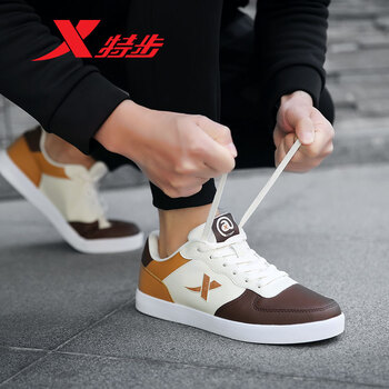 特步防滑耐磨板鞋