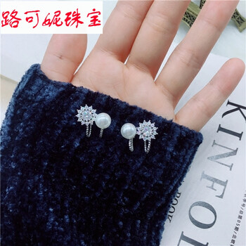 耳釘路可妮
