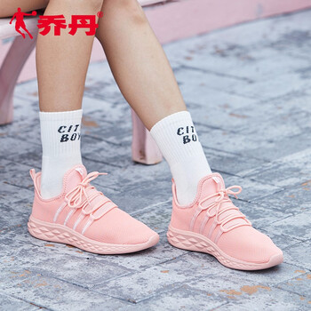 輕質(zhì)系帶跑鞋，讓你舒適又透氣
