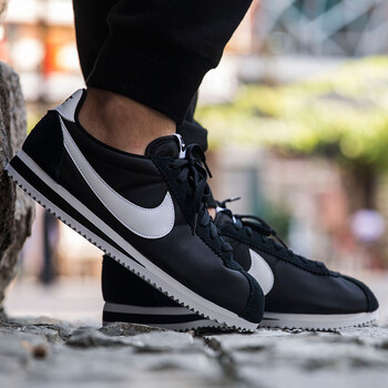 耐克（NIKE）跑步鞋黑白807472-011 