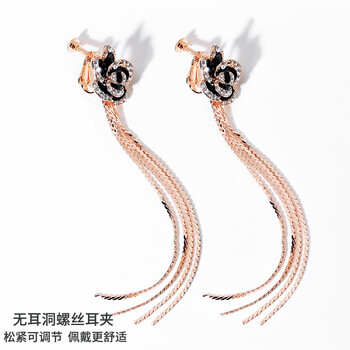 戴黃金耳環(huán)