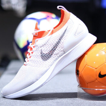 耐克（NIKE）跑步鞋白色918264-012輕便透氣 40