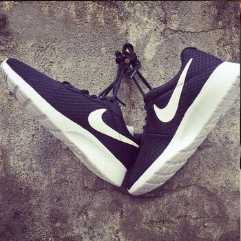 耐克（NIKE）跑步鞋812655-011/黑白女神款 
