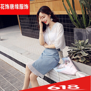 純色鏤空連衣裙，打造優(yōu)雅小仙女