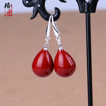 紅色耳環(huán)新娘
