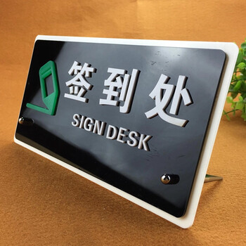 精美實(shí)木擺件，讓客廳更有情調