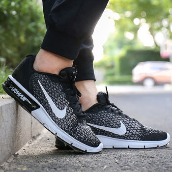 耐克（NIKE）跑步鞋852461-005/黑白 