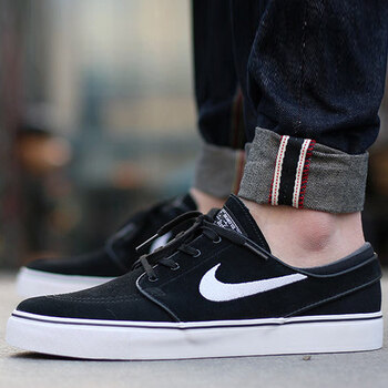黑色耐克滑板鞋