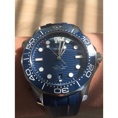 欧米茄跟swatch联名手表对比哪个好些呀？区别有什么？