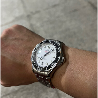 欧米茄跟swatch联名手表对比哪个好一些？区别大吗？