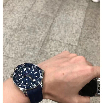 欧米茄海马系列跟万国飞行员对比哪个更好一些？区别有吗？