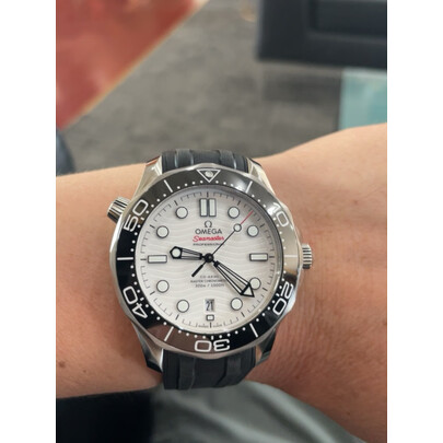 欧米茄和swatch联名款哪个好更值得？区别明显不？