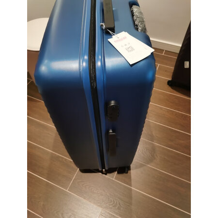 使用感受美旅拉杆箱与爱华仕比较哪个好些？区别是什么？使用两周评测感受！
