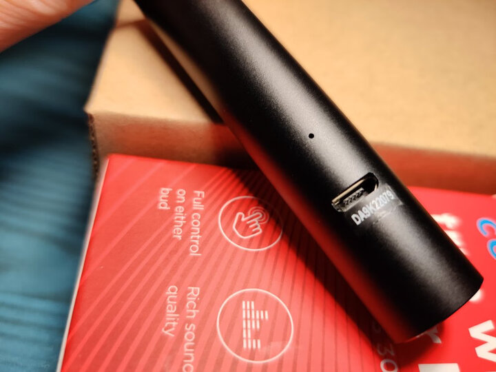 口碑解析摩托罗拉vervebuds300与400哪个好？比较区别是什么？老