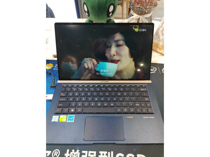 请问华硕灵耀x2pro和雷蛇哪个好？比较有区别吗？