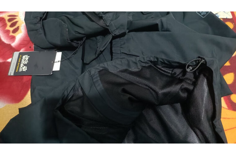 对比：狼爪冲锋衣和骆驼冲锋衣哪个好？狼爪5020892和骆驼A7W21O7127B选哪个好？