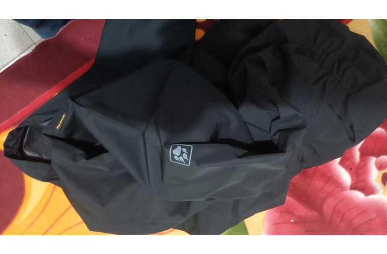 对比：狼爪冲锋衣和骆驼冲锋衣哪个好？狼爪5020892和骆驼A7W21O7127B选哪个好？