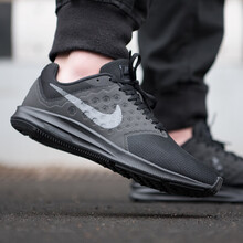 耐克（NIKE）跑步鞋純黑網(wǎng)面輕便透氣852459-001 