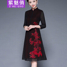夏日海邊，吊帶裙打造性感小仙女