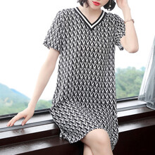 優(yōu)雅風，吊帶裙打造性感女人味