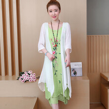 夏日海邊，吊帶裙打造優(yōu)雅小仙女