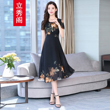 圓領連衣裙，打造優(yōu)雅少女風