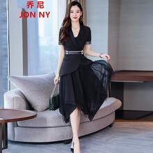 制服單調(diào)，連衣裙讓你氣質(zhì)十足