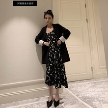 修身連衣裙，打造優(yōu)雅女神范