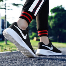 耐克（NIKE）跑步鞋黑白經(jīng)典配色812654-011 