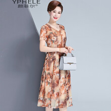 修身連衣裙，打造優(yōu)雅女神范