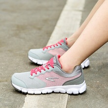 德?tīng)柣荩―EERWAY）跑步鞋3666淺灰 