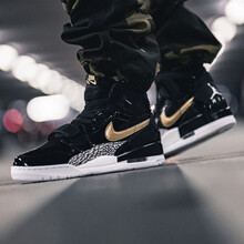 耐克（NIKE）籃球鞋黑金亮皮AV3922-007 