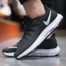 耐克（NIKE）跑步鞋AA7412-001/黑白 飛線技術 