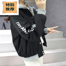 連帽牛仔外套，青春減齡兩不誤