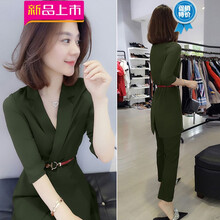 軍綠色西裝女