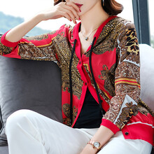 寬松印花外套，打造優(yōu)雅型男