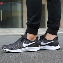 NIKE跑步鞋942851-001 . 40
