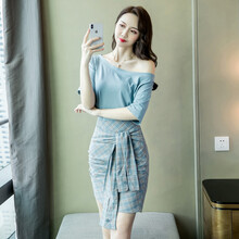 個(gè)性印花連衣裙美少女