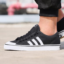 adidas板鞋B378561號黑色+亮白 