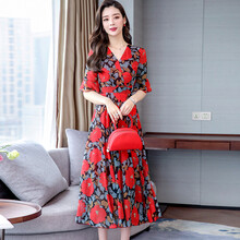 清爽小白裙，打造性感女人味