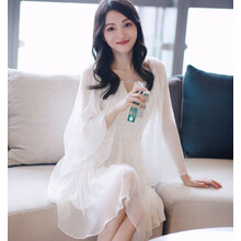 制服單調(diào)，連衣裙讓你氣質(zhì)十足