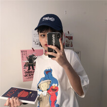 純色短袖寬松上衣，打造街頭潮男