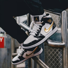 耐克（NIKE）籃球鞋852542-007（小黑金腳趾 男） 