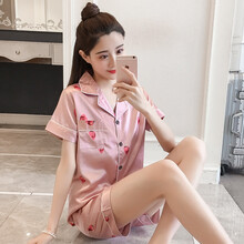 修身短款連衣裙，打造時(shí)尚小鮮肉