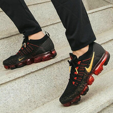 耐克（NIKE）跑步鞋黑金屬金黃大學(xué)紅BQ7036-001 