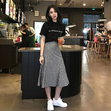 性感開叉短裙，打造優(yōu)雅小身材