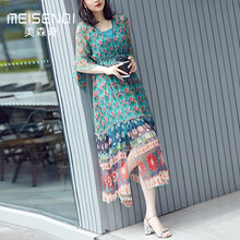 甜美飄逸，印花連衣裙打造少女風(fēng)